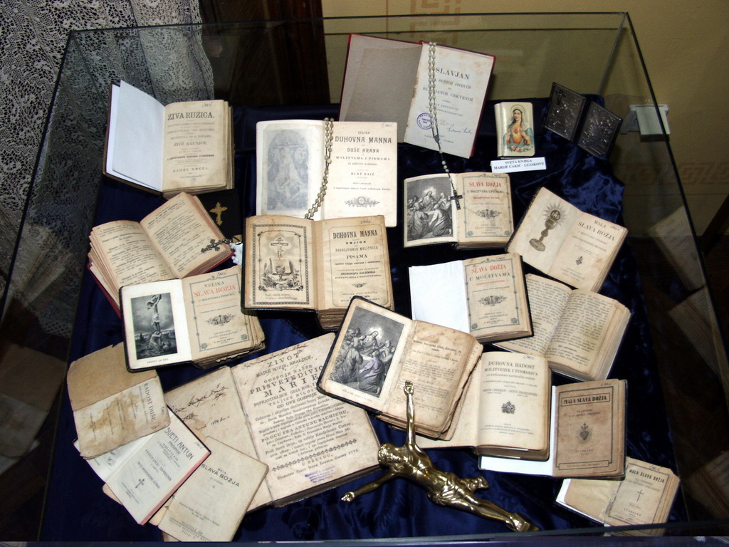 04 svete knjige vitrina